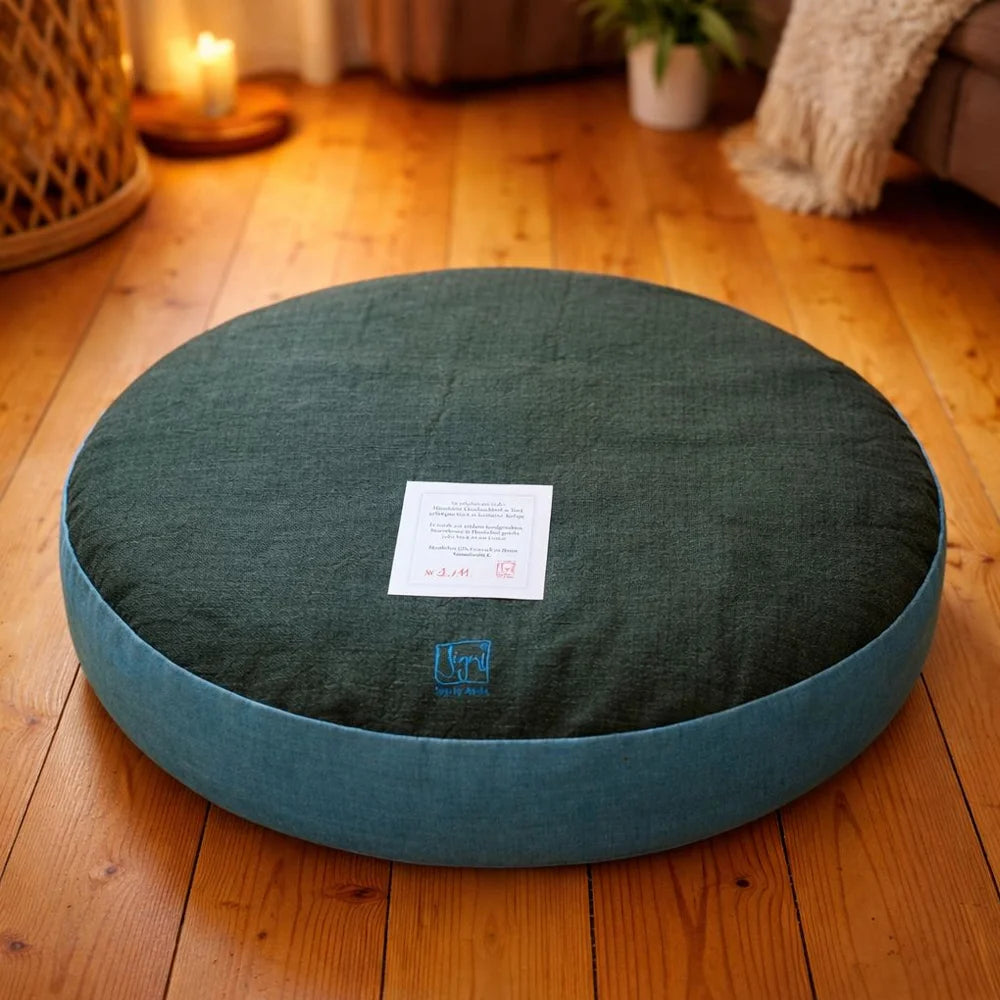 Exklusives Bodenkissen Liebe Ornament Tanne Petrol – liebevoll bestickt, regulierbare Füllung, ideales Wohnaccessoire aus dem SignShop Tirol