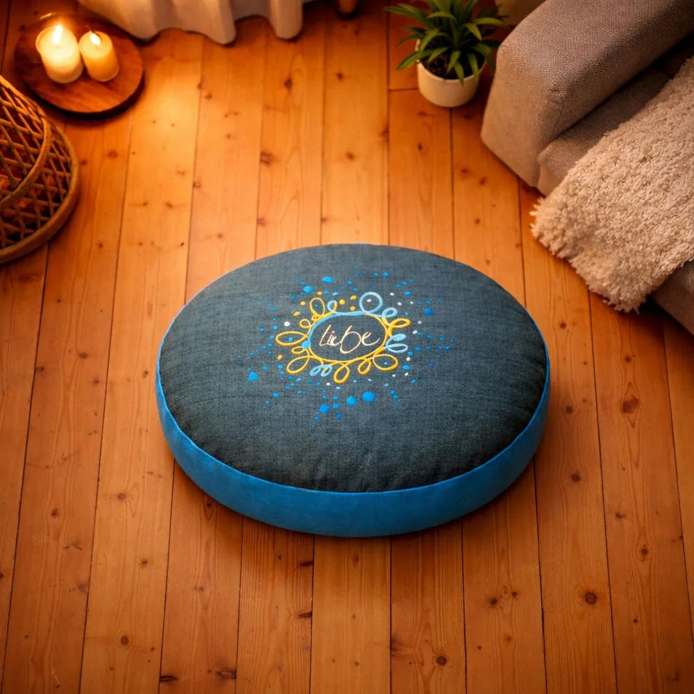 Handgefertigtes Bodenkissen mit Jwala-Sign Liebe – inspirierendes Meditationskissen, Baumwollsack, perfekte Geschenkidee für mehr Herzenswärme