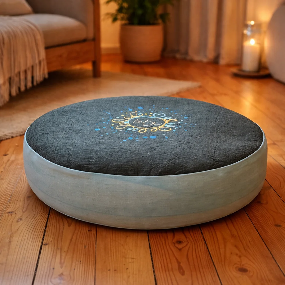 Designer-Bodenkissen für Meditation und Yoga, liebevoll gestaltet, bequem und nachhaltig – exklusiv im SignShop Tirol entdecken