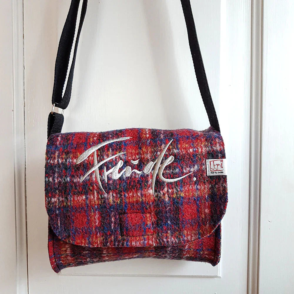Exklusive Umhängetasche aus Wollwalk „Freude“ – handgemachte Schultertasche, Original von Sign by Jwala®, Limited Edition, hochwertige Tasche mit Stickerei für Alltag und Freizeit