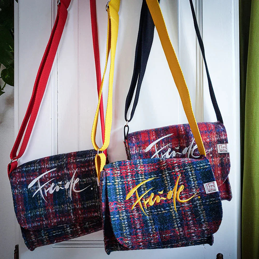Original Wollwalk Umhängetasche „Freude“ – SignShop.Tirol, einzigartige Tasche, handgemacht, trendiges Accessoire mit Stickerei für Lebensfreude, Stil und Inspiration