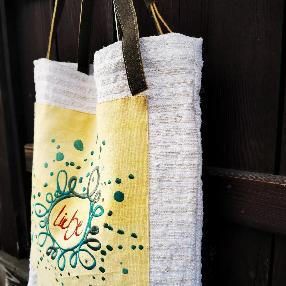 Handgemachte Schultertasche „Liebe“ – Original von Sign by Jwala®, limitiertes Einzelstück, stilvolle Tasche aus Bauernleinen mit Hirschleder-Riemen, modisches Accessoire für Damen