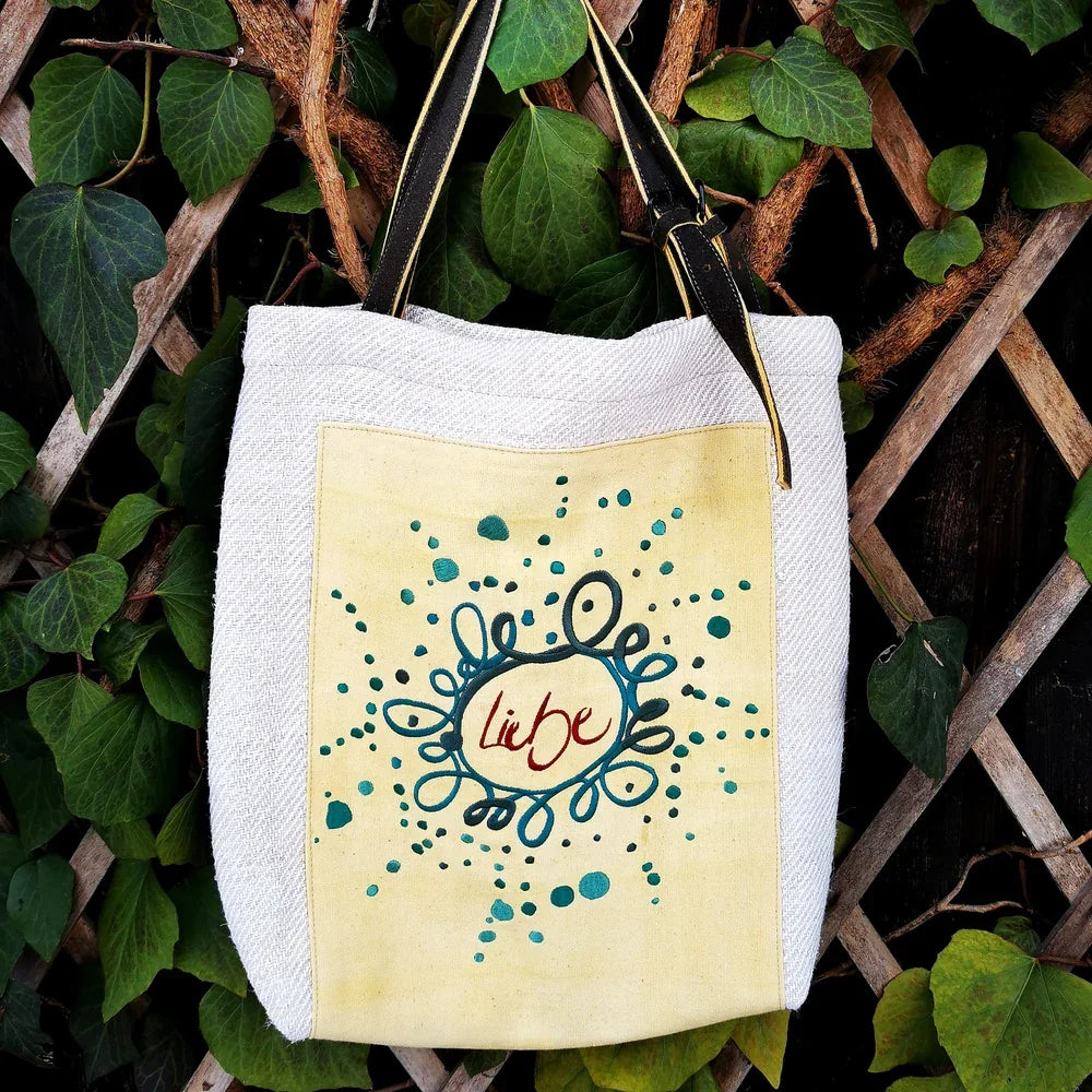 Exklusive Schultertasche „Liebe Ornament“ mit Riemen – handgefertigte Tasche aus Bauernleinen und Hirschleder, Original von Sign by Jwala®, Limited Edition, hochwertiges Unikat aus Tirol