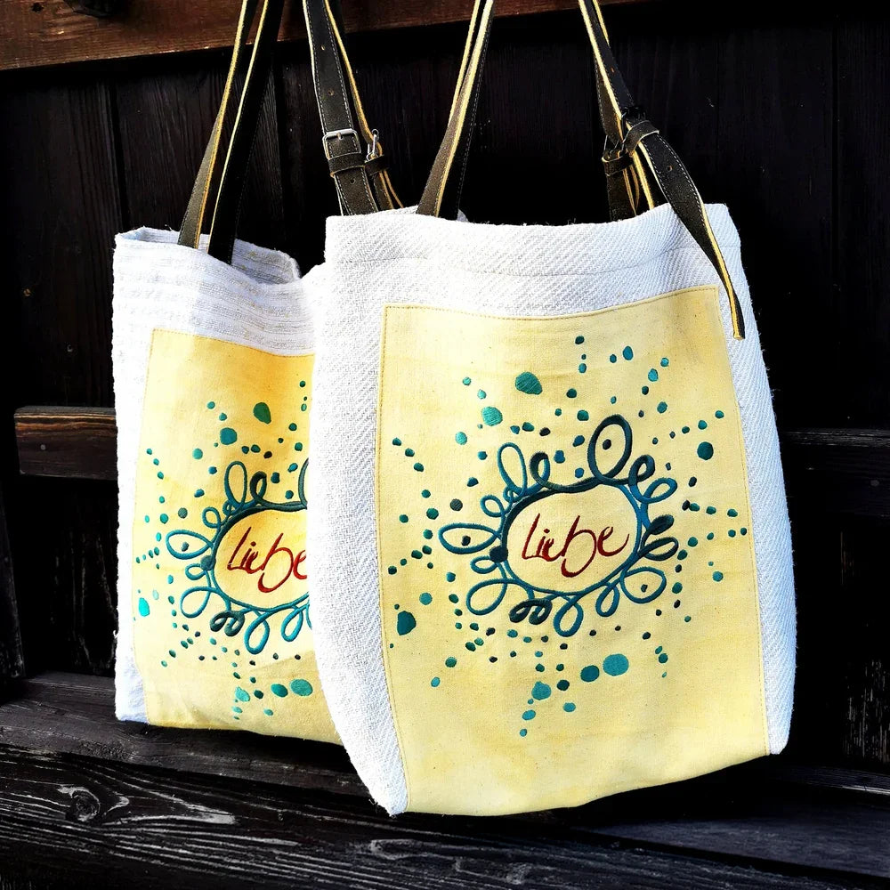 Besondere Schultertasche „Liebe Ornament“ mit Riemen – Sign by Jwala®, handgemachtes Unikat, Limited Edition, stilvolles Accessoire aus Tirol für Individualist*innen
