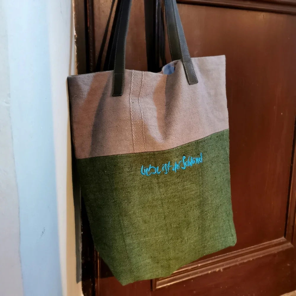 Handgemachte Schultertasche „Liebe ist der Schlüssel“ grün – Original von Sign by Jwala®, limitiertes Einzelstück, stilvolle Tasche aus Bauernleinen mit inspirierender Stickerei