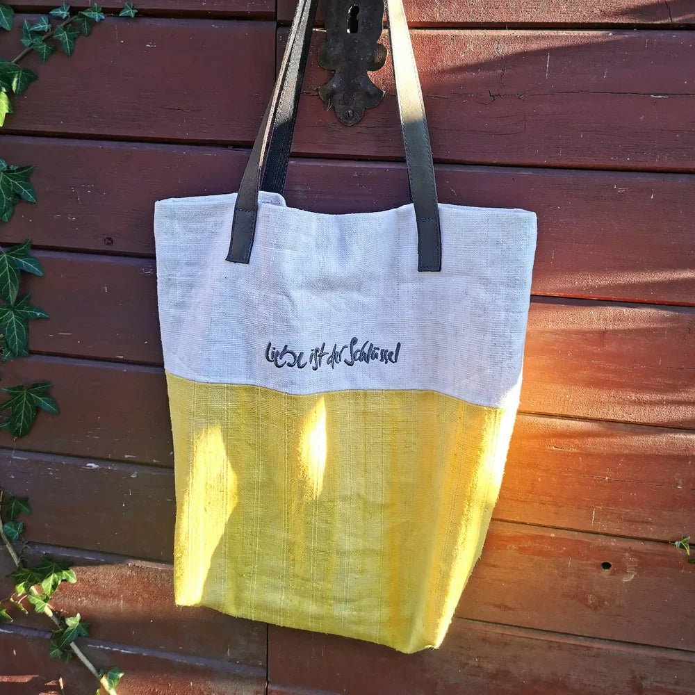 Edle Schultertasche „Liebe ist der Schlüssel“ – Original von Sign by Jwala®, handgefertigt, Premium-Qualität, modische Tasche für Alltag und besondere Momente