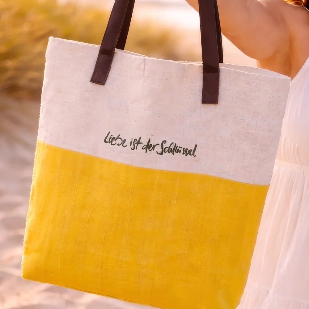 Design Schultertasche „Liebe ist der Schlüssel“ Creme-Gelb – Sign by Jwala®, Limited Edition, hochwertiges Unikat, exklusives Accessoire für Individualität und Lebensfreude