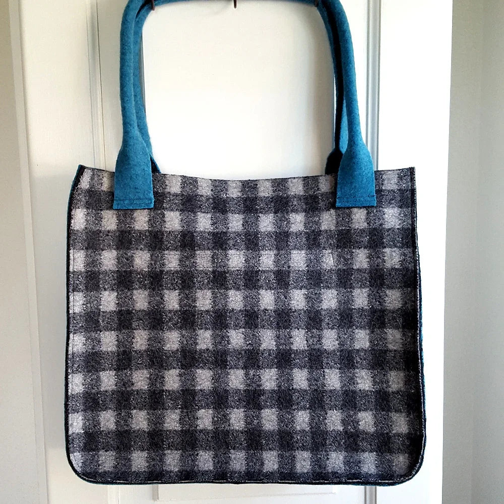 Handgemachter Shopper „Freude“ Karo Türkis – Original von Sign by Jwala®, limitiertes Einzelstück, modische Tragetasche für Inspiration, Lebensfreude und besondere Momente