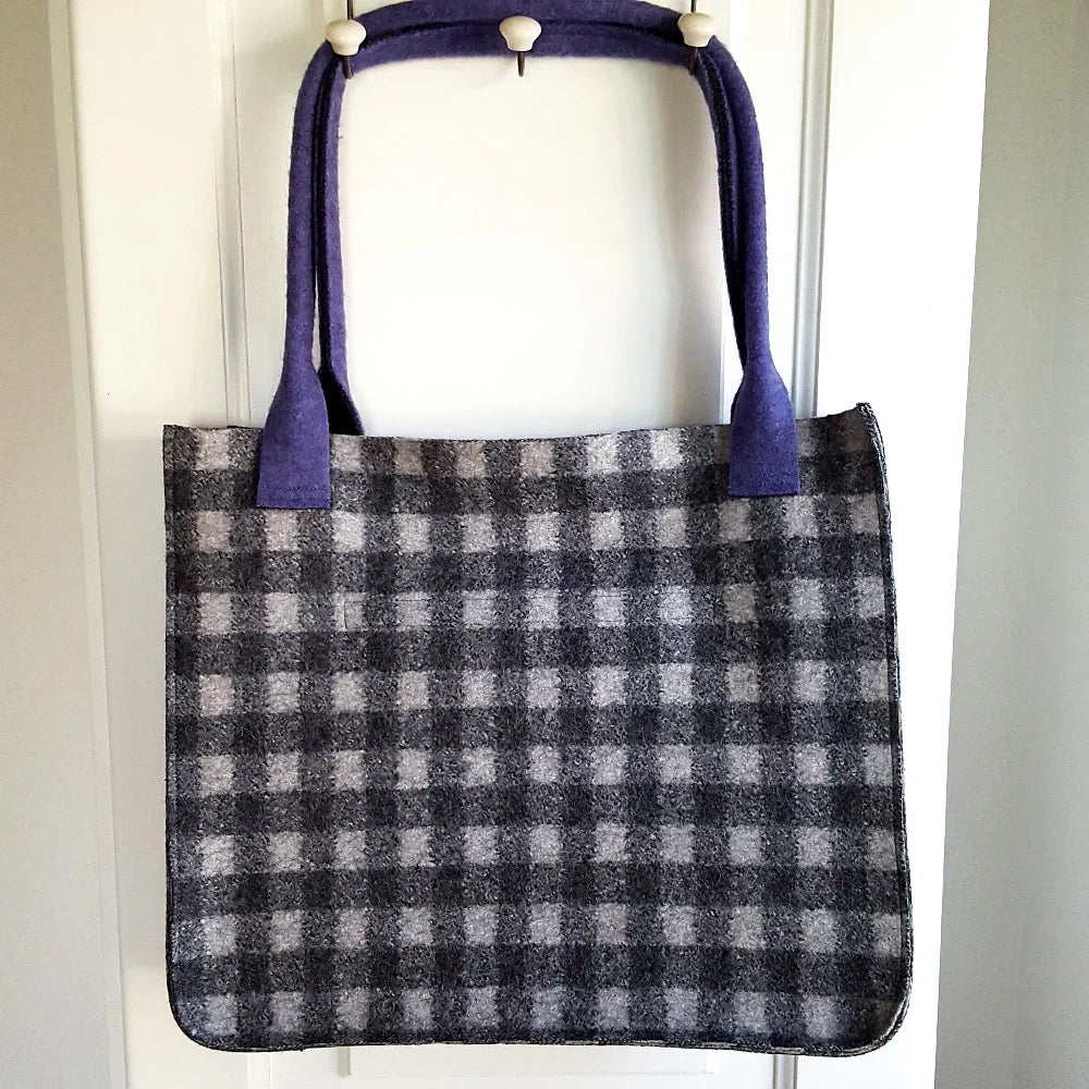 Premium Karo-Shopper „Freude“ Lila – Sign by Jwala®, edle Handarbeit, Unikat, modische Tragetasche mit Seitenteil Karo, hochwertiges Accessoire für Freizeit und Reisen
