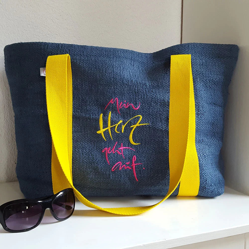 Design Strandtasche „Mein Herz geht auf“ – Sign by Jwala®, Limited Edition, hochwertiges Unikat, nachhaltige Tragetasche für Sommer, Lebensfreude und Naturgenuss