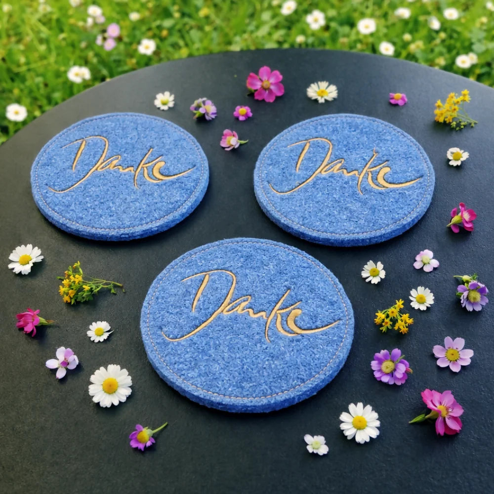 Exklusiver Designer Glasuntersetzer „Danke“ in Hellblau aus Wollwalk im SignShop Tirol – handgemachtes Premium Wohnaccessoire und stilvolles Geschenk für Genießer und Genießerinnen