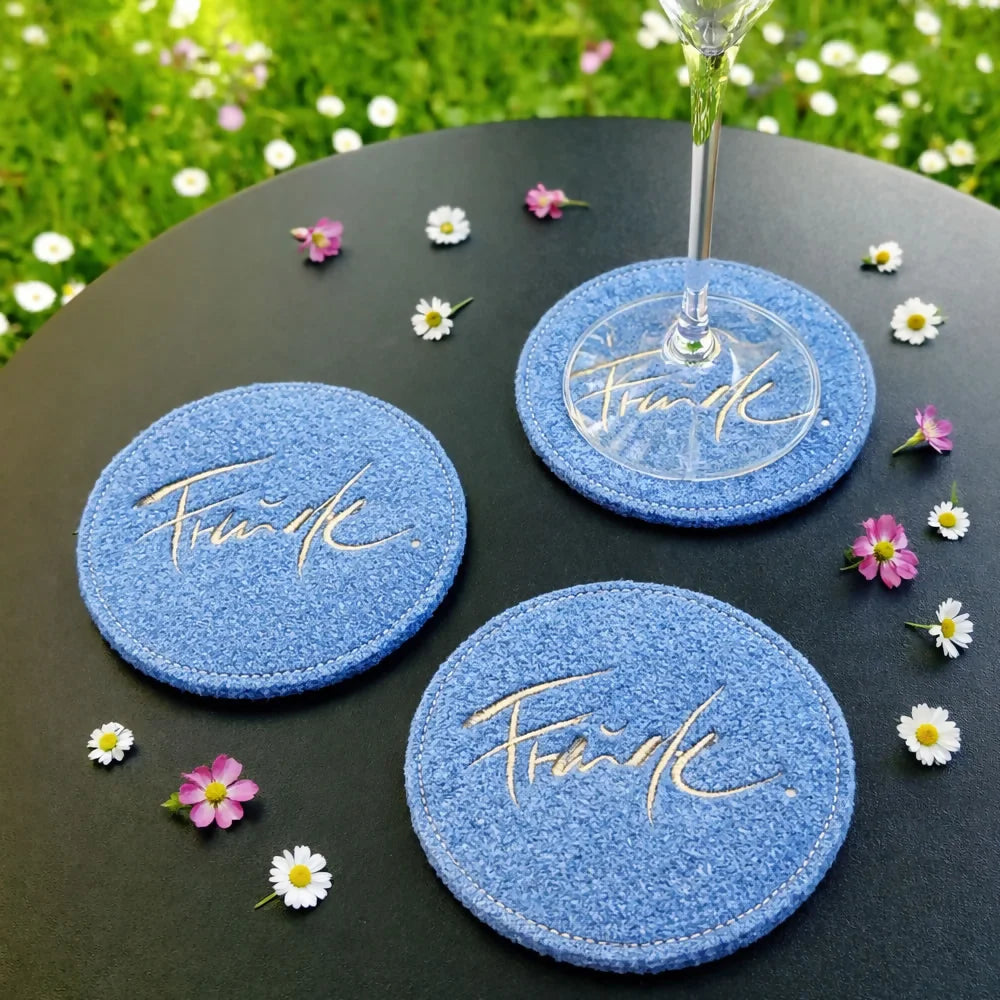 Exklusiver Designer Glasuntersetzer „Freude“ in Hellblau aus Wollwalk im SignShop Tirol – luxuriöses Wohnaccessoire und besonderes Geschenk für stilbewusste Genießer und Genießerinnen