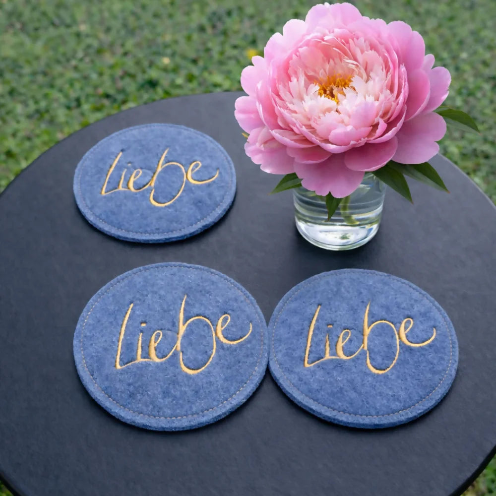 Edler Glasuntersetzer „Liebe“ in Hellblau aus Wollwalk im SignShop Tirol – handgemachtes Unikat für besondere Anlässe, elegante Tischdekoration und Geschenk für Herzensmenschen