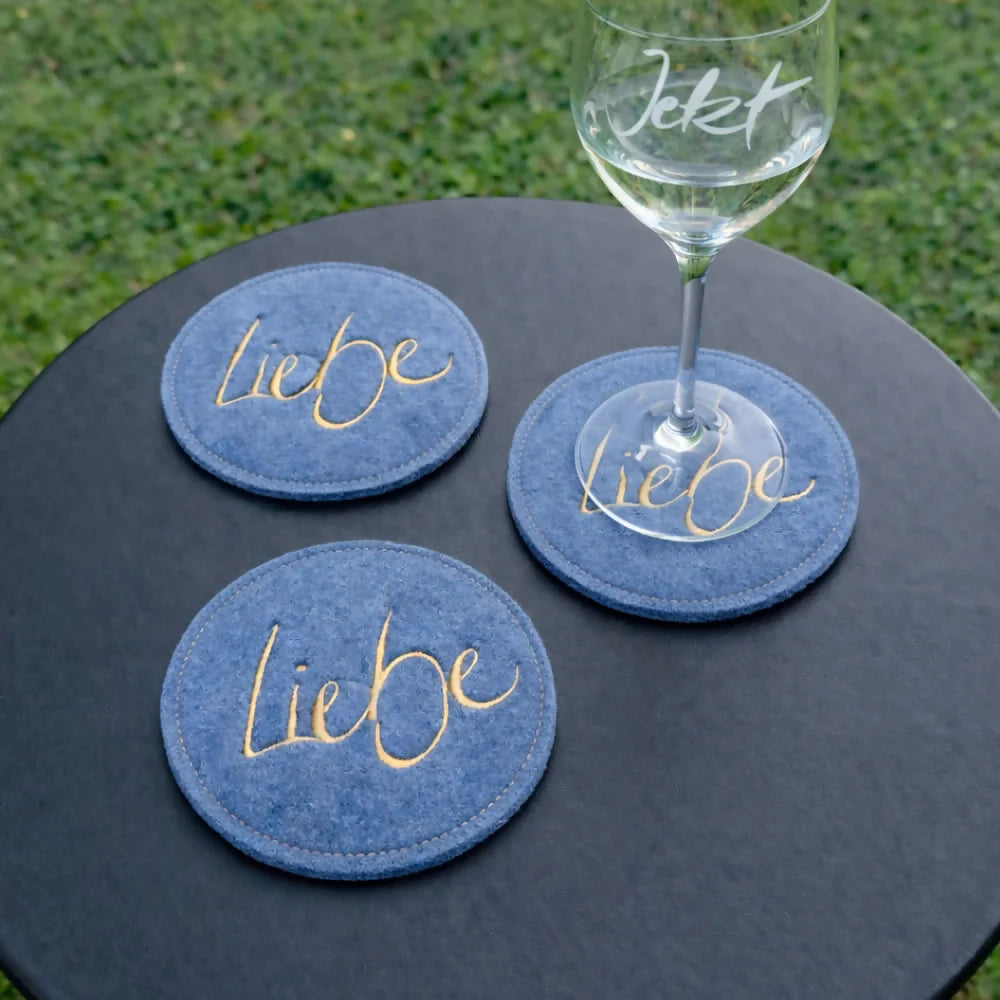 Designer Untersetzer „Liebe“ in Hellblau aus Wollwalk im SignShop Tirol – hochwertiges, handgemachtes Tischaccessoire und außergewöhnliches Präsent für besondere Menschen