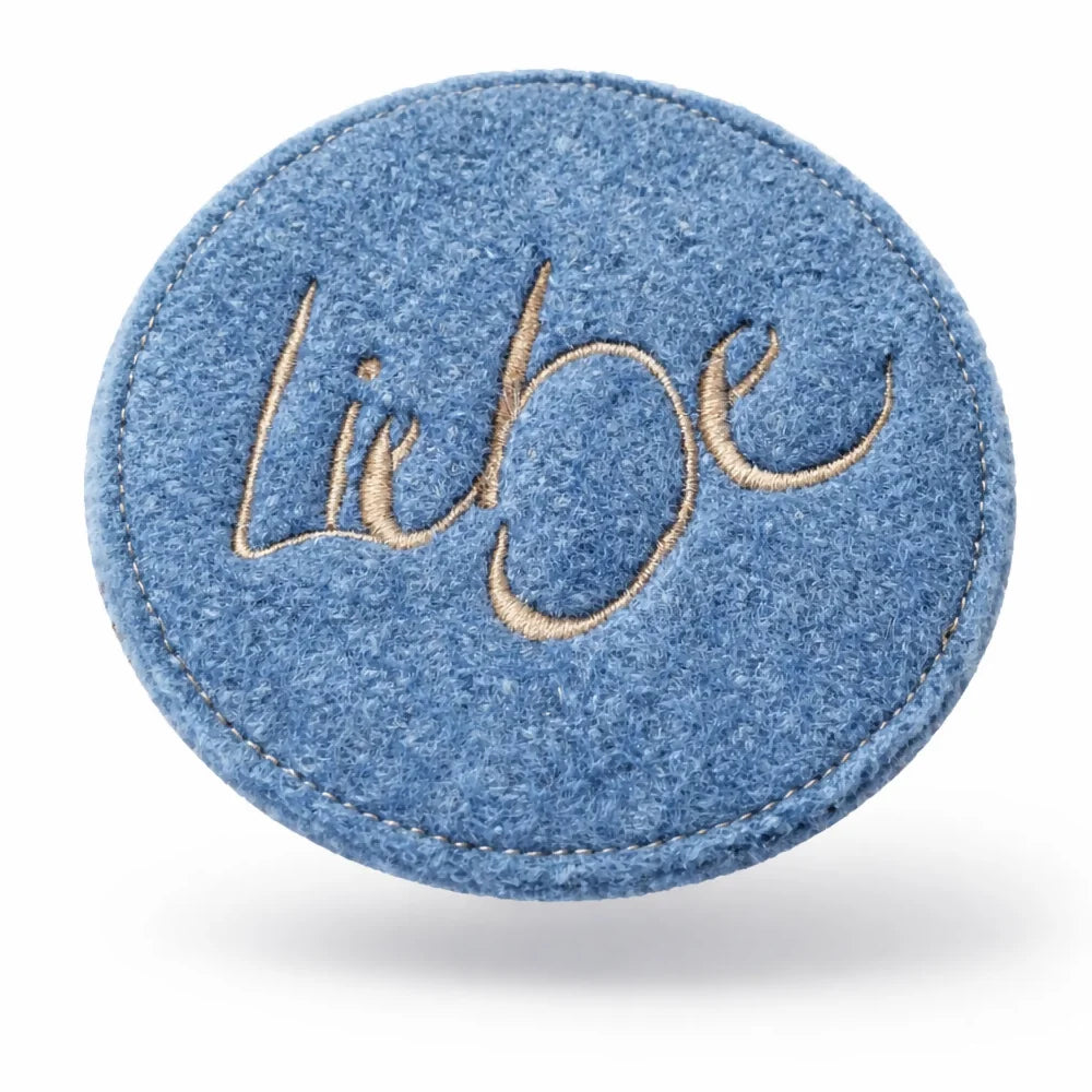 Hochwertiger Luxus Untersetzer „Liebe“ in Hellblau aus Wollwalk im SignShop Tirol – einzigartiges, handgefertigtes Tischaccessoire für anspruchsvolle Wohnkultur und Geschenkideen für die Hochzeit