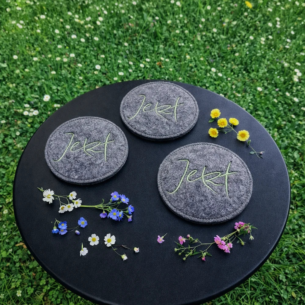 Glasuntersetzer „Jetzt“ aus Tiroler Wollwalk – handgemachtes Wohnaccessoire für Achtsamkeit und Präsenz, SignShop Tirol