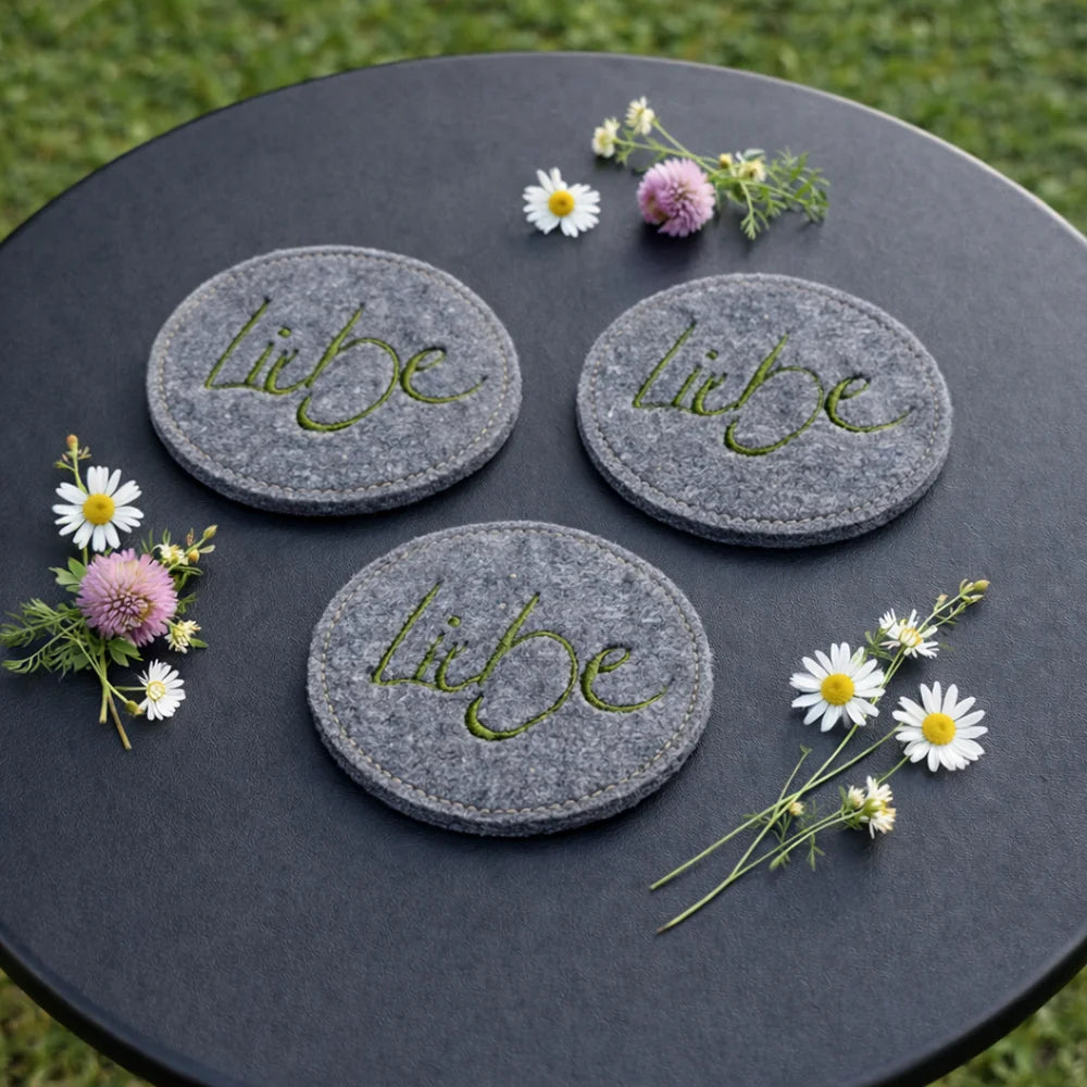 Sorgfältig mit Liebe bestickt und ideal als Untersetzer für Gläser und Tassen – ein kleines Herzensstück für deinen Alltag.