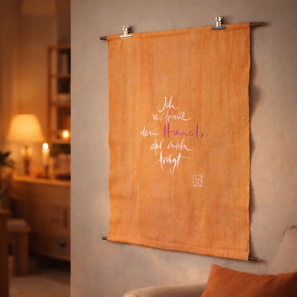 Limitierte Luxus Wanddeko „Haussegen – Ich vertraue dem Himmel“ im SignShop Tirol – einzigartiger Wandteppich Unikat für edle Wohnambiente und spirituelle Räume
