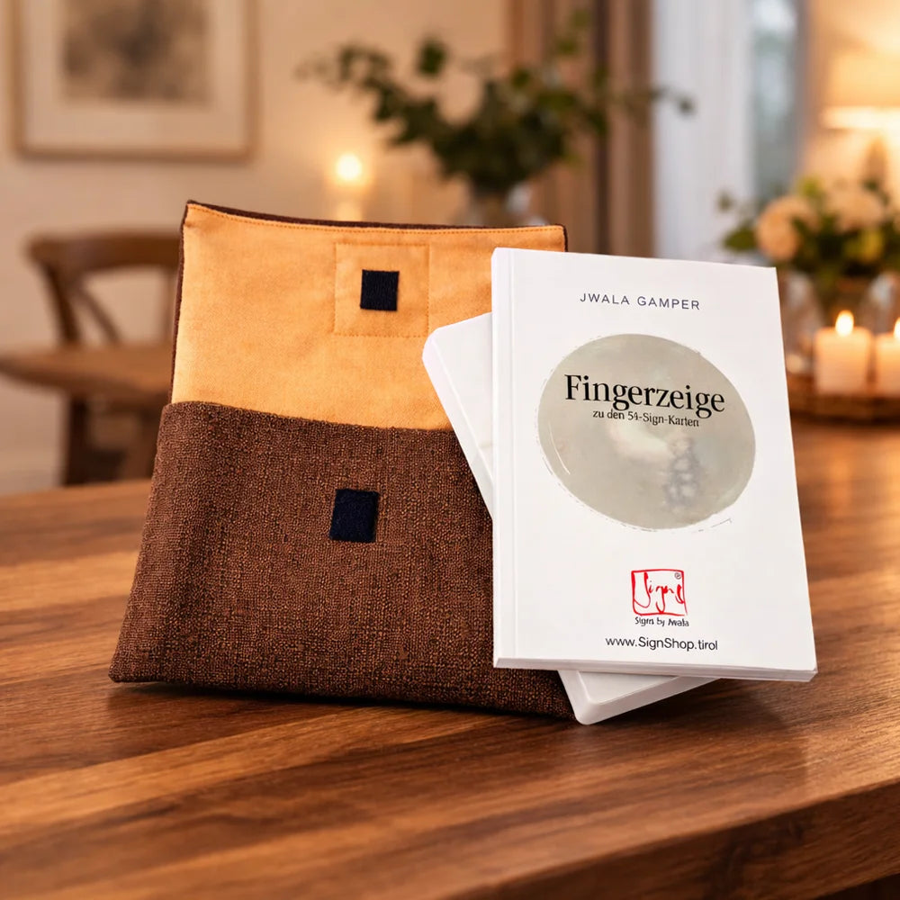 Premium-Orakelkarten-Set mit 54 Sign-Karten & Buch „Fingerzeige“ von Jwala Gamper – luxuriöse, handgefertigte Bauernleinen-Tasche, nur im SignShop Tirol erhältlich
