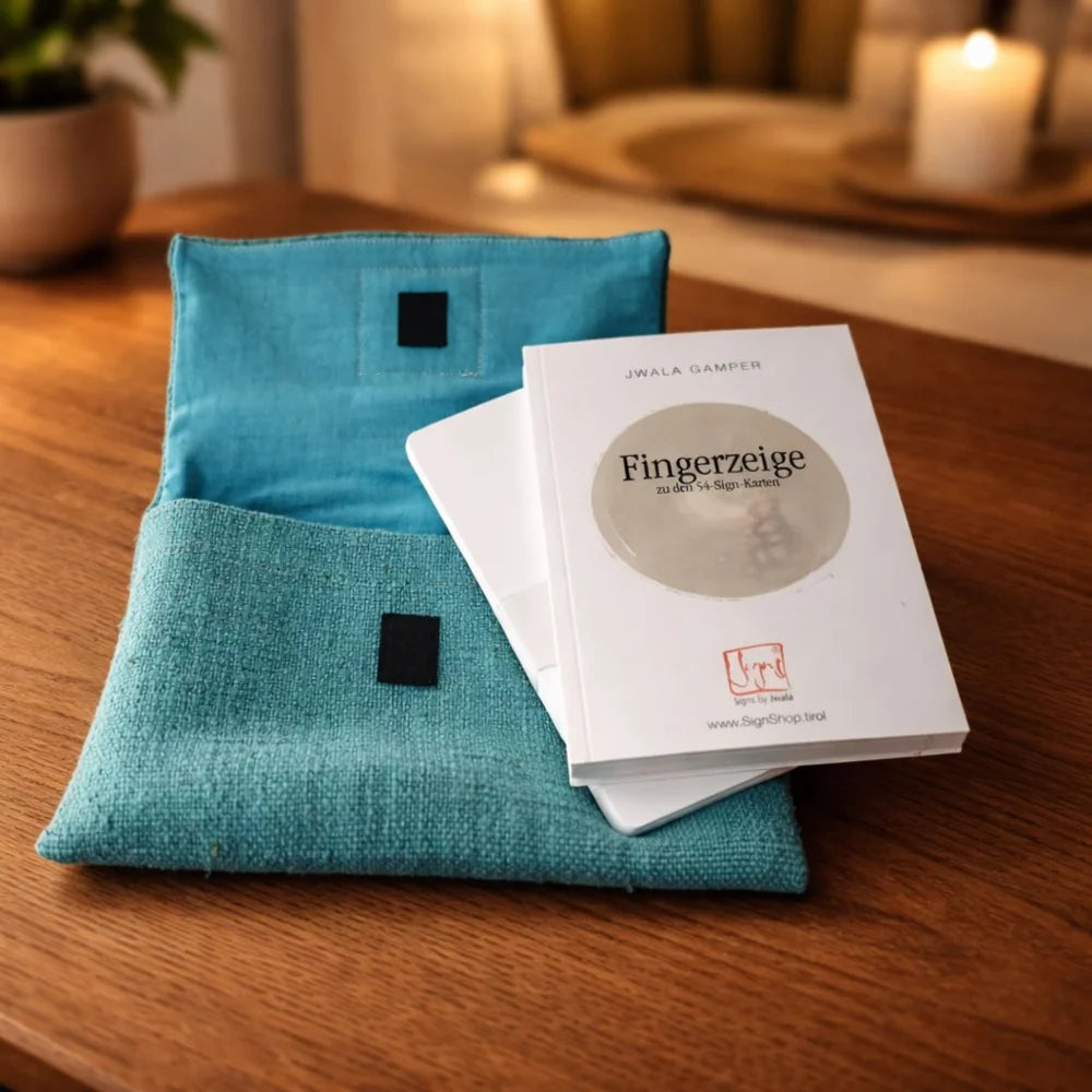 Buch „Fingerzeige“ inkl. 54 SignKarten und Bauernleinen-Tasche in Petrol – Poetisches, spirituelles Set von Jwala Gamper als exklusives Geschenk online im SignShop Tirol bestellen