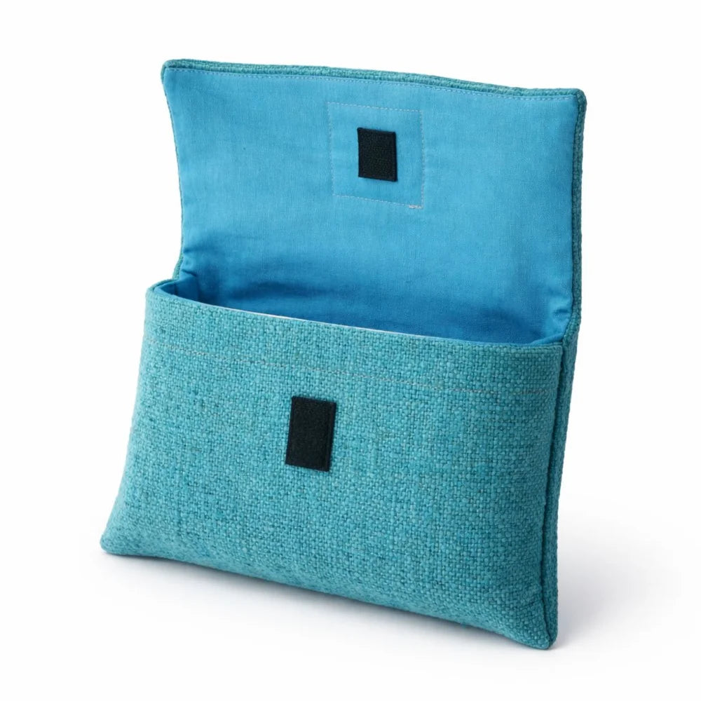 Exklusives Buch „Fingerzeige“ von Jwala Gamper mit 54 SignKarten und handgemachter Bauernleinen-Tasche in Petrol kaufen – Inspirierendes Set für persönliche Entwicklung und spirituelle Impulse online im SignShop Tirol bestellen