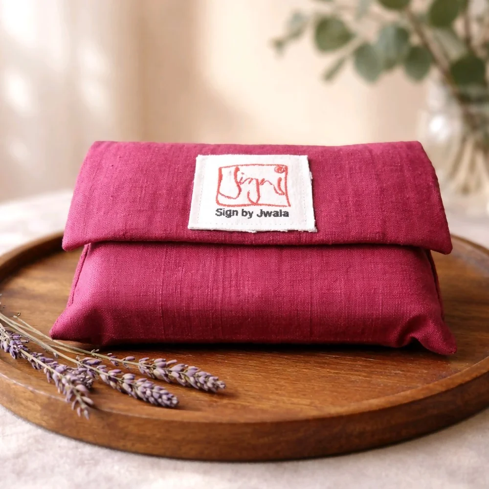 Spirituelle Orakelkarten-Box „Fingerzeige“ im SignShop Tirol – inspirierende Lebenshilfe für Sinnsuchende, liebevoll verpackt in einer handgemachten Bauernleinen-Tasche in Rosenholz