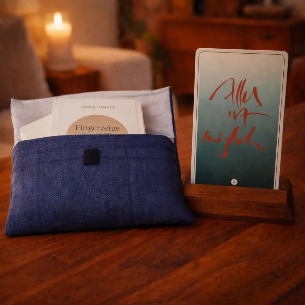 SignKarten-Set Dunkelblau-Nuss von Jwala Gamper – Inspirierende Impulskarten für innere Stärke und Herzensmomente online im SignShop Tirol entdecken