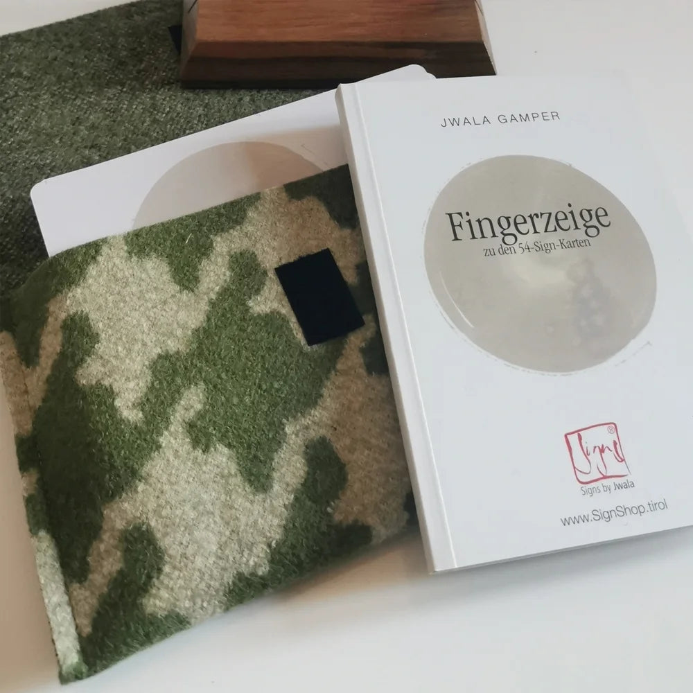 Spirituelles Kartenset „Fingerzeige“ im Hahnentritt Grün – Orakelkarten für Selbstfindung und persönliche Entwicklung in edler Bauernleinen-Tasche online im SignShop Tirol entdecken