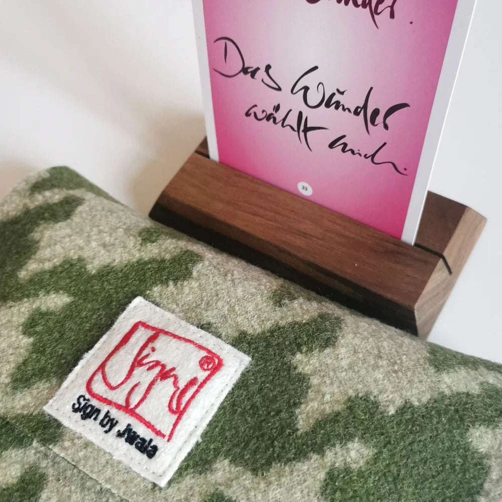 Orakelkarten-Set „Fingerzeige“ im Hahnentritt Grün aus dem SignShop Tirol – spirituelle Lebenshilfe in exklusiver, handgefertigter Bauernleinen-Tasche