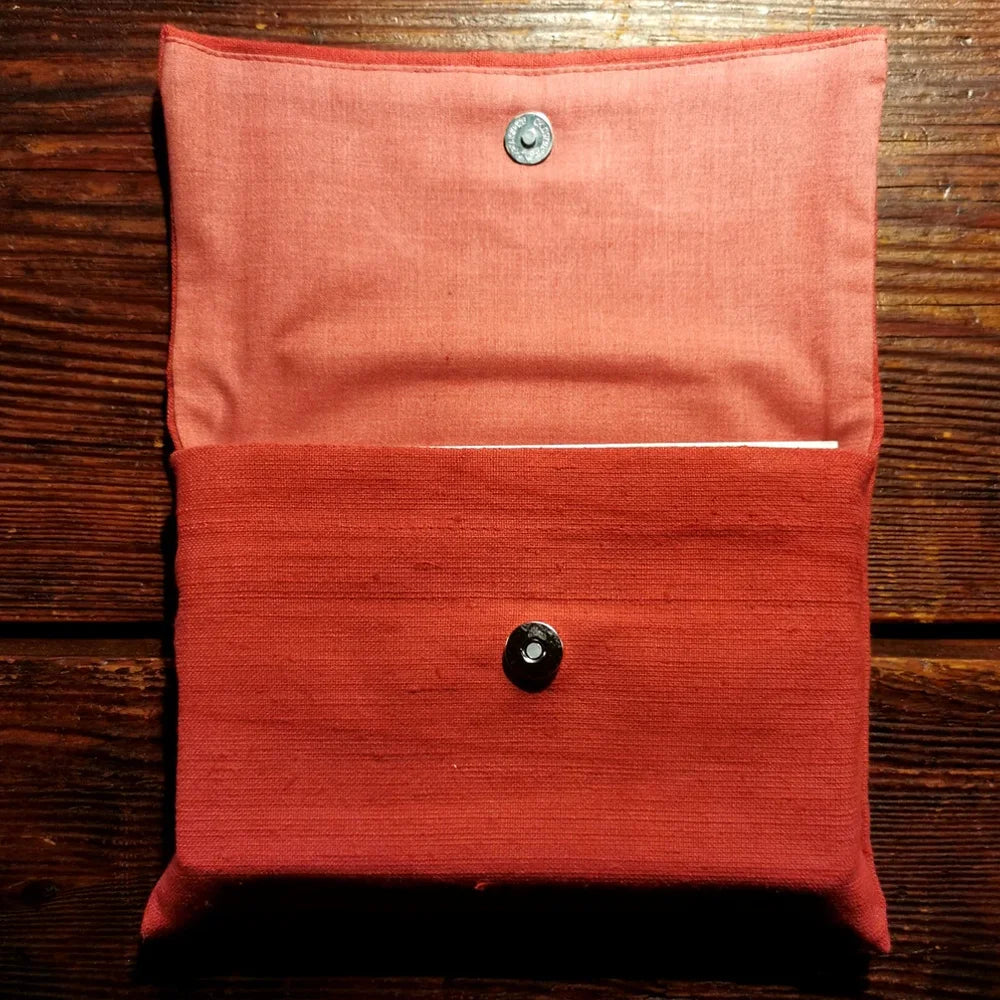 Original WIR-Karten-Set mit Tasche aus Bauernleinen marsalarot – hochwertige Beziehungskarten, sicher bestellen im SignShop Tirol