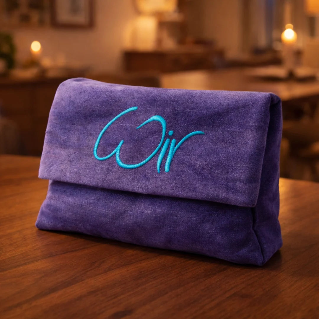 Jeansblaue Bauernleinentasche im Batik-Look mit „WIR“-Karten – Handgemachte Tasche mit Karten für Gemeinschaftsgefühl und Zusammenhalt, exklusiv im SignShop Tirol online kaufen