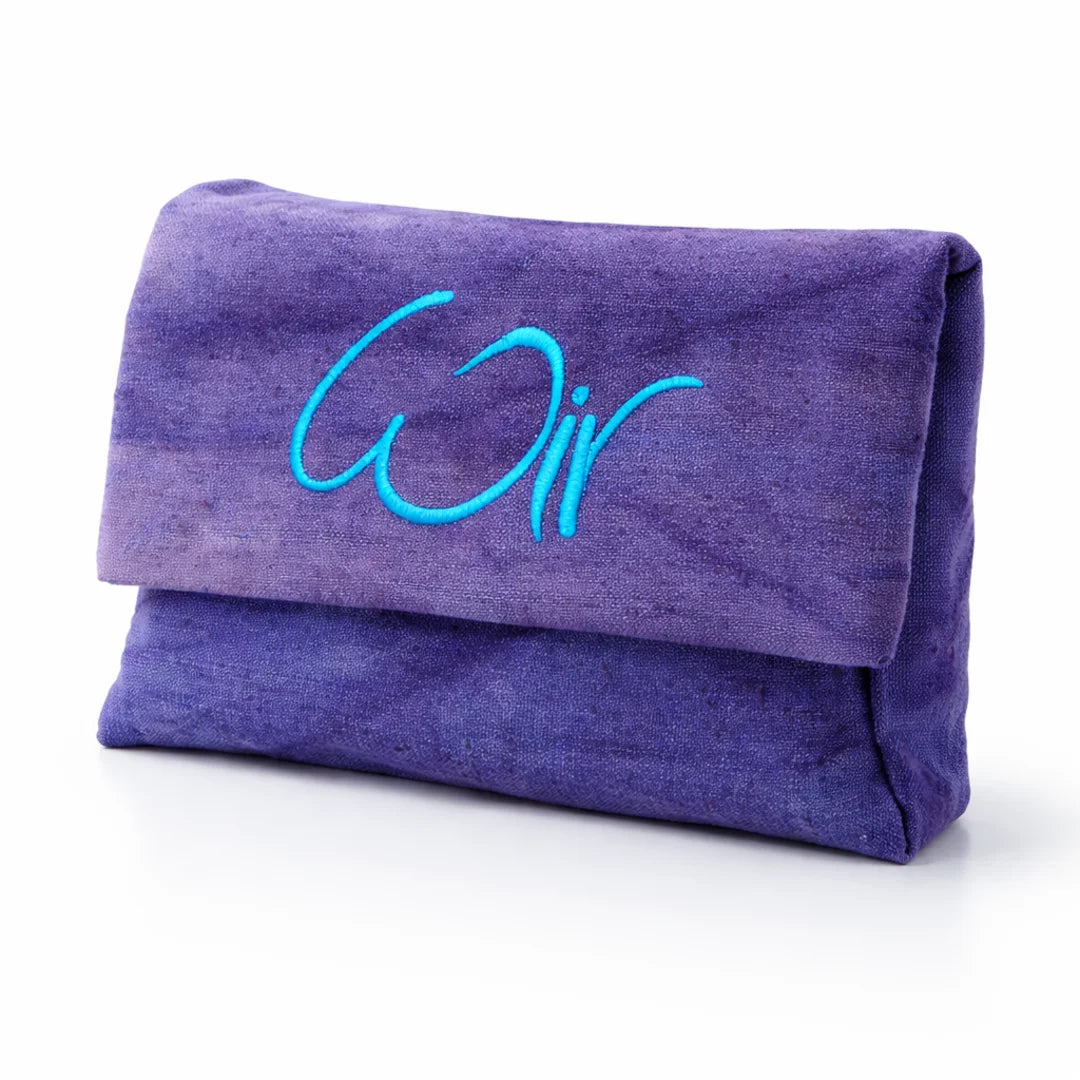 Bauernleinentasche in Jeansblau Batik mit „WIR“-Karten – Handgefertigte Tasche mit inspirierenden Karten für Gemeinschaft und Verbundenheit, im SignShop Tirol online kaufen