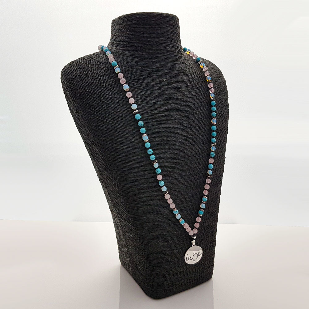 Liebe-Mala mit „Liebe“-Medaillon – Handgemachte Mala für viele glückliche Käufer und Käuferinnen im SignShop Tirol