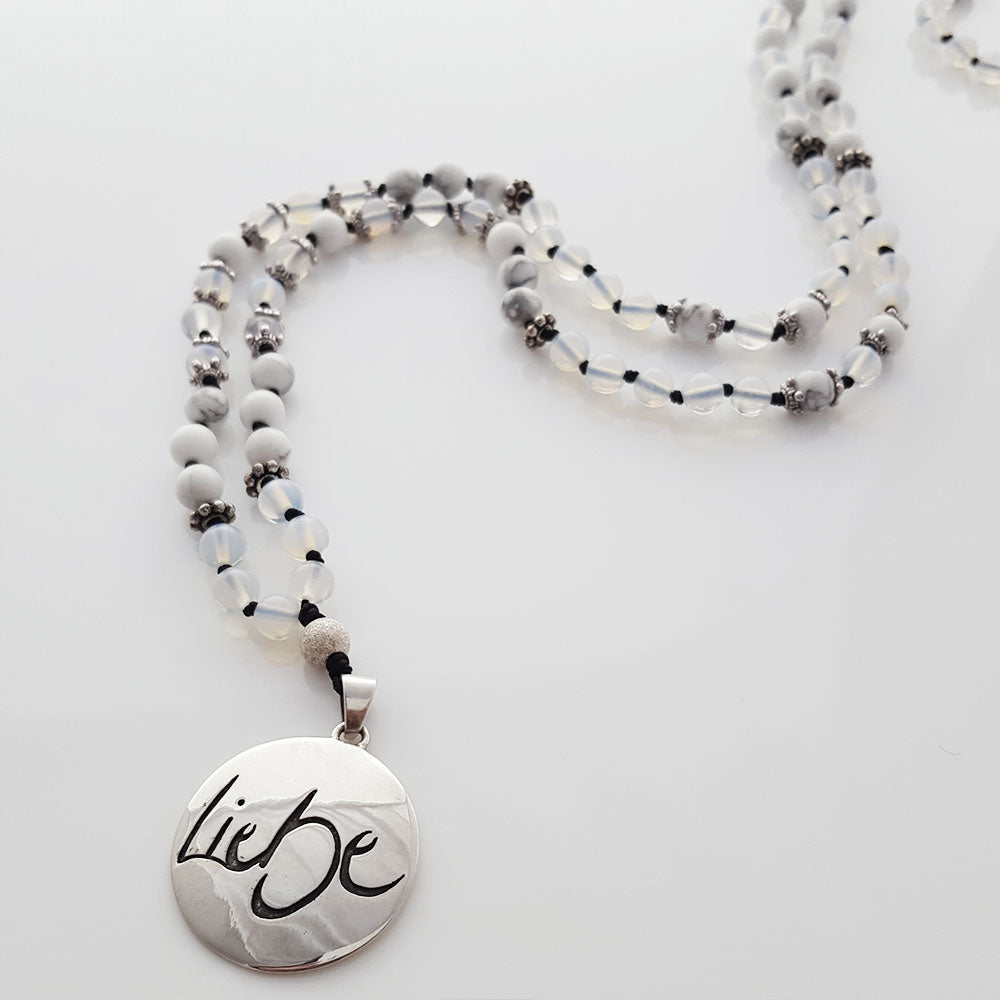 Spirituelle Mala-Kette Liebe – Mondstein & Howlith für Selbstliebe & Balance im Onlineshop sichern