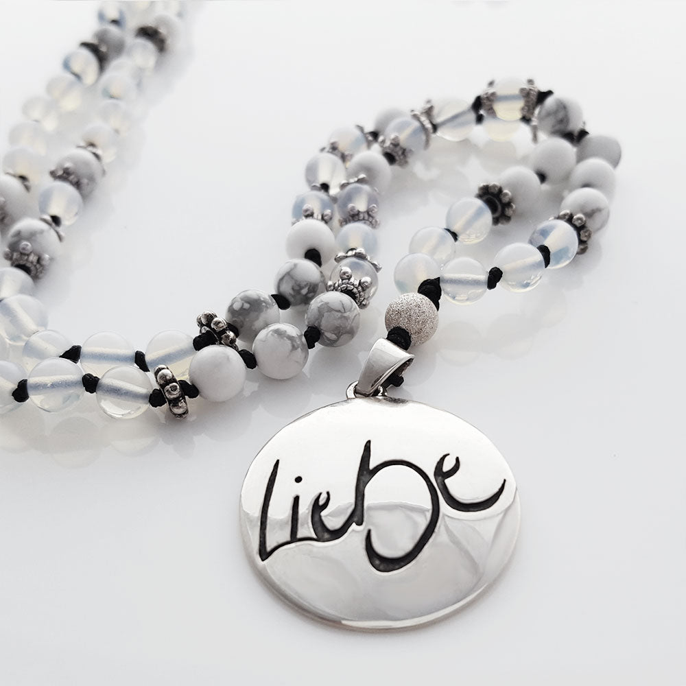 Weiße Mala-Kette mit Liebe-Medaillon – Mondstein & Howlith, Unikat für Selbstliebe im Onlineshop kaufen