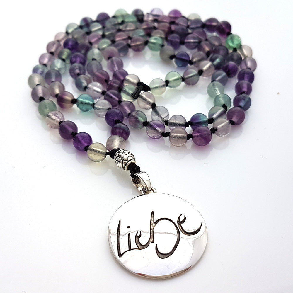 Fluorit Mala mit „Liebe“ Medaillon – Handgefertigte Geschenkidee für Herz & Klarheit jetzt online kaufen