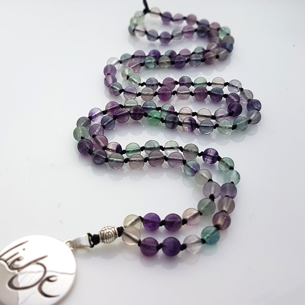 Handgemachte Fluorit Mala – Perfektes Seelenstück zum Verschenken mit Liebe-Medaillon online sichern
