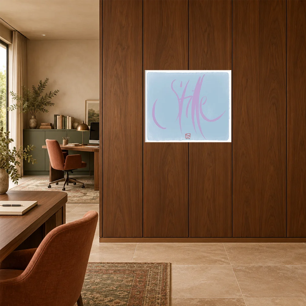 Minimalistisches Poster auf Alu-Dibond "gebürstet" mit dem zartrosa Schriftzug Sign by Jwala „Stille“ auf hellblauem Grund als stilvolle Wanddekoration im exklusiven Workspace.