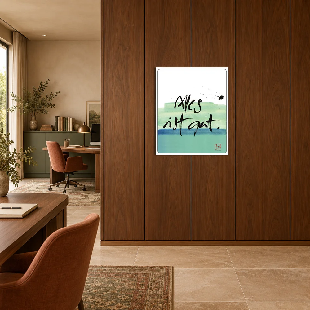 Beruhigendes Spruchposter Sign by Jwala®️ mit dem klaren Statement „Alles ist gut.“ über horizontalen Farbflächen in Blau und Grün im exklusiven Büro-Raumdesign.