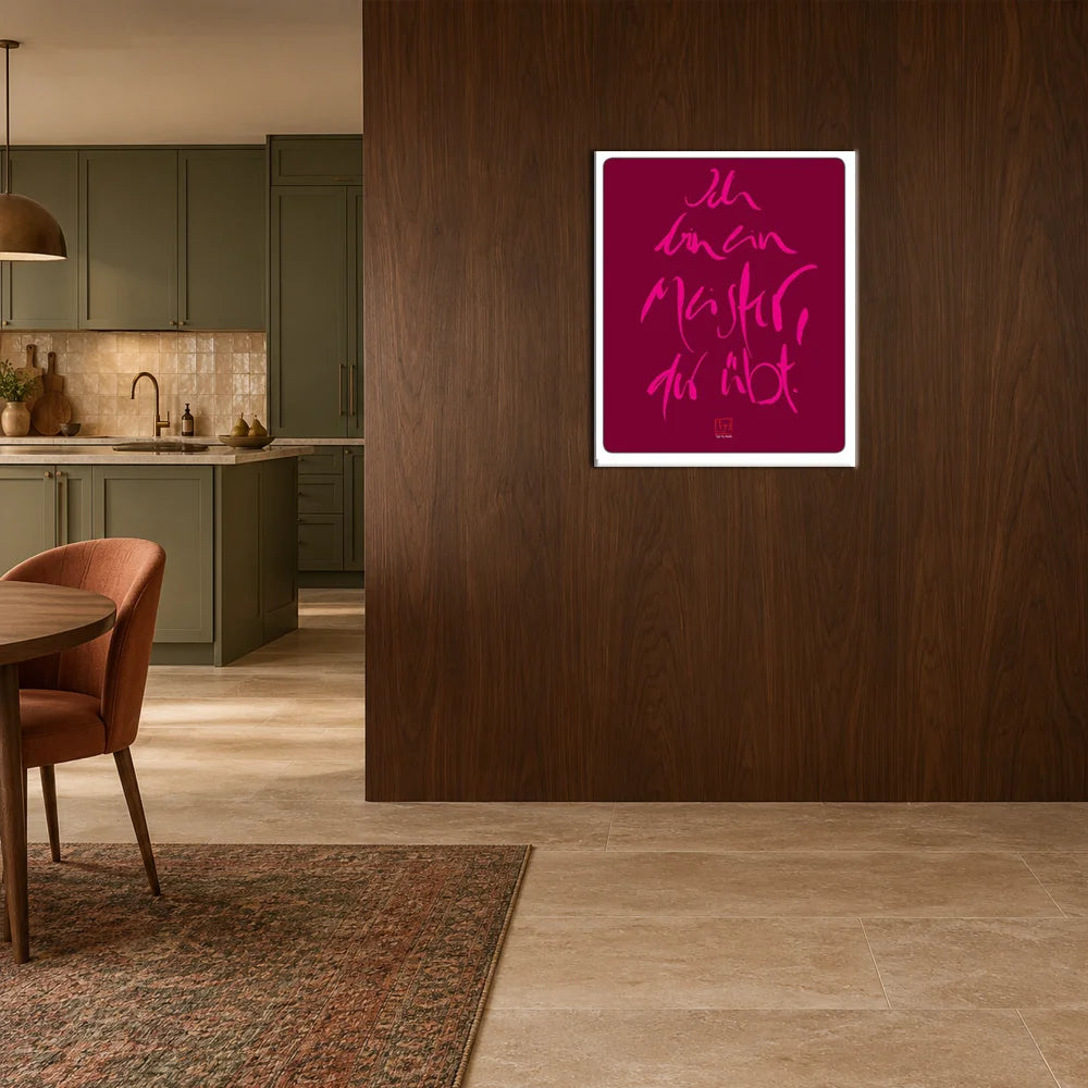 Ausdrucksstarkes Kunstposter mit der pinkfarbenen Affirmation Sign by Jwala 100x120 „Ich bin ein Meister, der übt“ auf einem eleganten, dunkel-violetten Hintergrund.