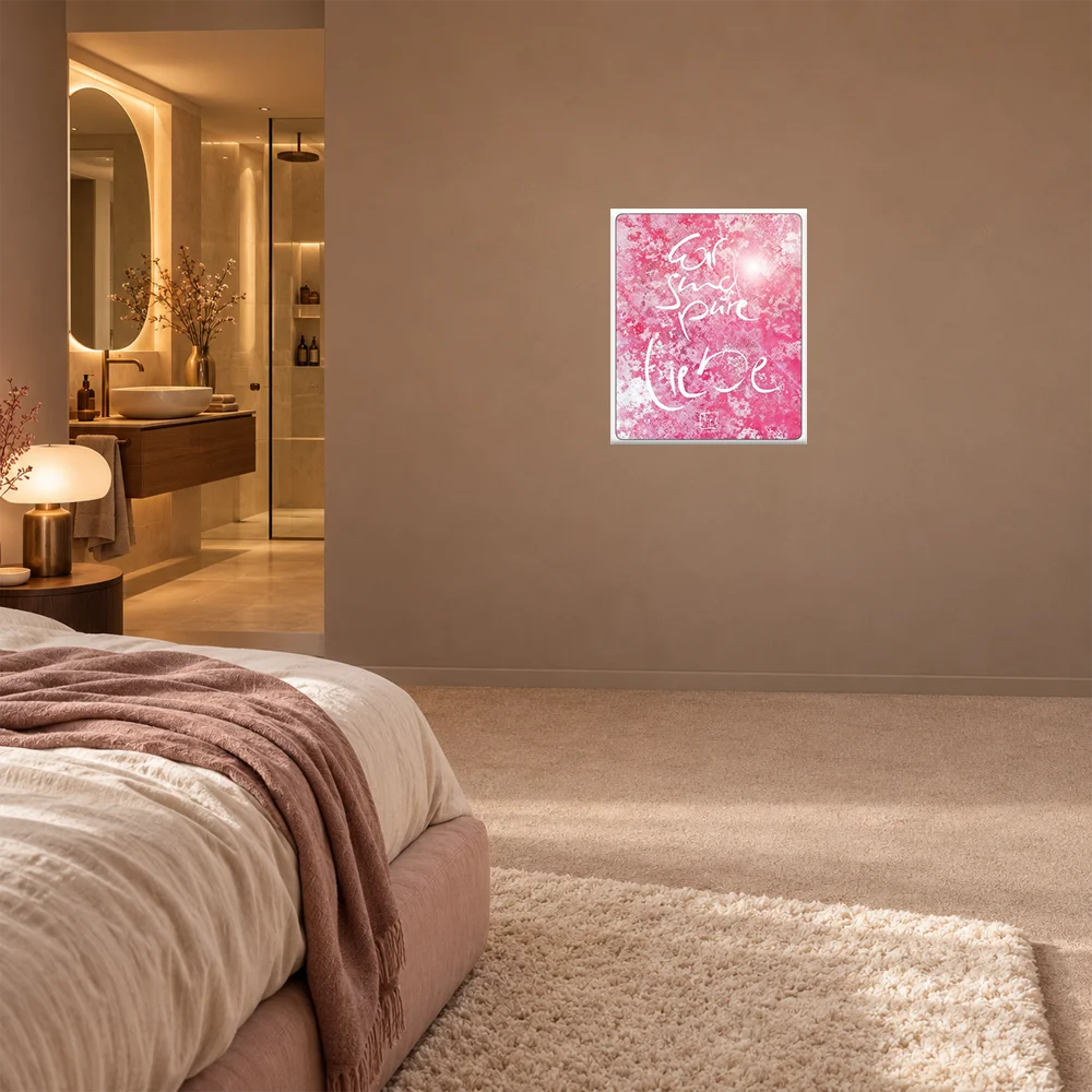 Kunstposter "Fotodirektdruck hinter Echtglas" mit dem Sign by Jwala 50x60 cm „Wir sind pure Liebe“ auf weiß-rosa Textur im Schlafbereich.