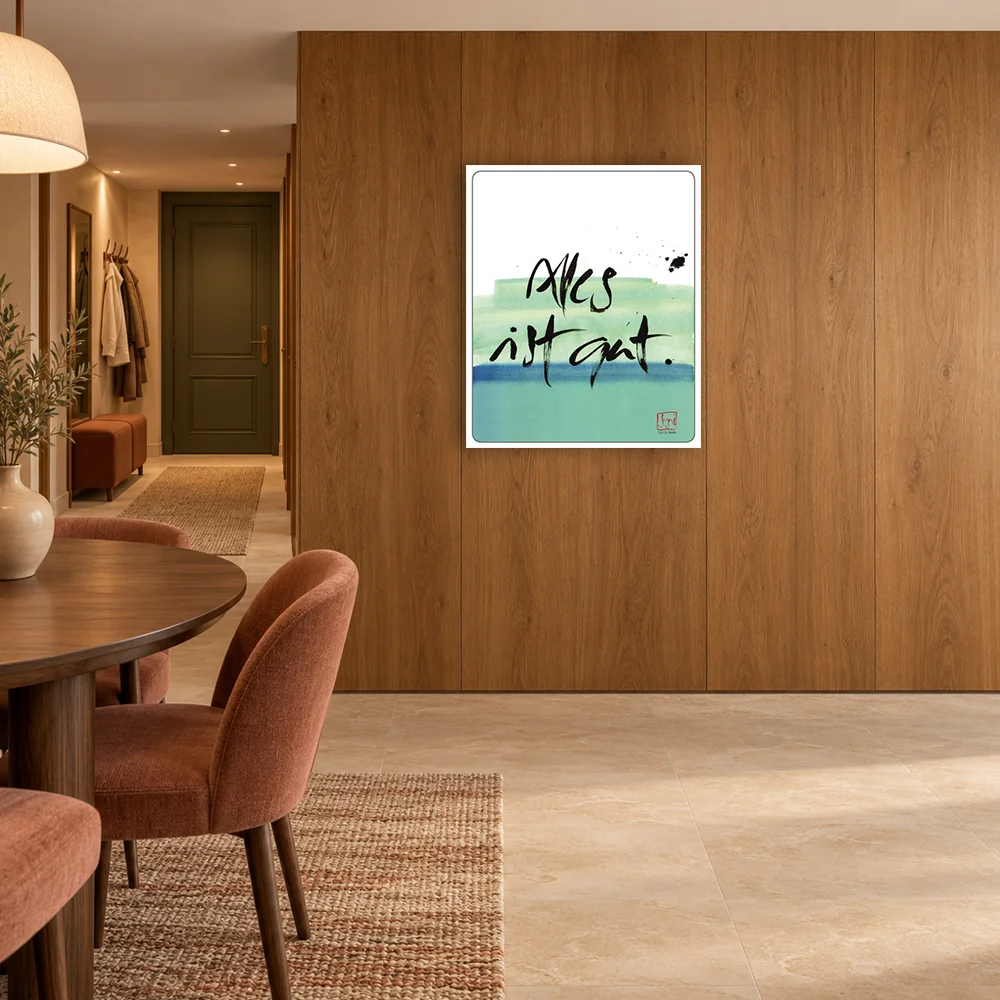 Kalligrafie-Poster „Alles ist gut“ Sign by Jwala® auf blau-grünem Horizont-Hintergrund