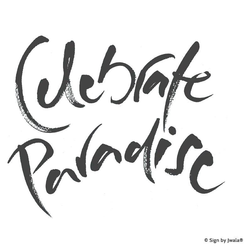 Zu sehen ist die Botschaft „Celebrate Paradise“, die auf Kissen, Kerzen, Karten, Orakelkarten, Malas und Gläsern aus dem SignShop Tirol erhältlich ist. Mit SignShop Tirol Logo und Copyright von Jwala®.