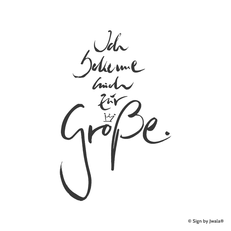 Die Botschaft „Ich bekenne mich zur Größe“ wird auf Kissen, Kerzen, Karten, Orakelkarten, Wanddekoration, Sitzkissen, Malas mit Halbedelsteinen und Gläsern aus dem SignShop Tirol angebracht und entfaltet dort ihre spirituelle Wirkung. Mit SignShop Tirol Logo und Copyright von Jwala®.