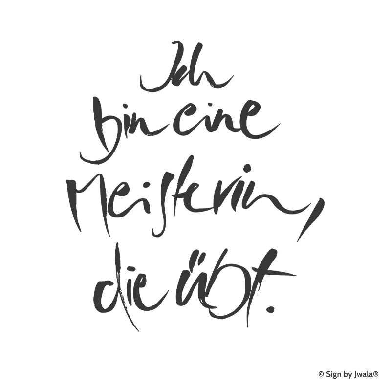 Die Botschaft „Ich bin eine Meisterin die übt“ wird auf Kissen, Kerzen mit Botschaft, Grußkarten, Impulskarten, Wanddeko, Taschen, Sitzkissen, Malas mit Halbedelsteinen und Riedel Gläsern aus dem Onlineshop SignShop Tirol angebracht und entfaltet dort ihre spirituelle Wirkung. Mit SignShop Tirol Logo und Copyright von Jwala®.