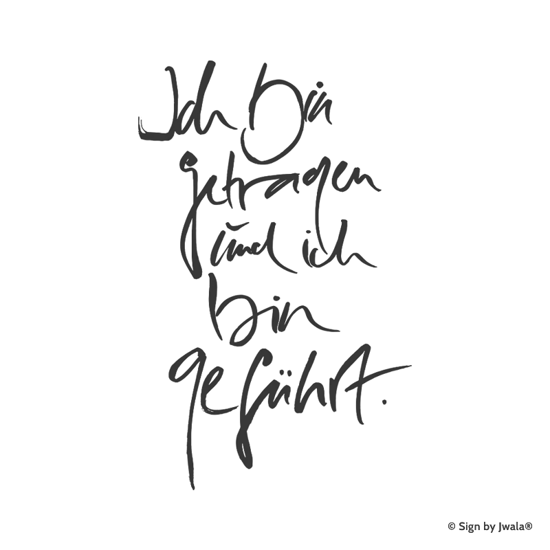 Die Botschaft „Ich bin getragen und ich bin gefühlt“ wird auf Kissen, Kerzen mit Botschaft, Grußkarten, Impulskarten, Wanddeko, Taschen, Sitzkissen, Malas mit Halbedelsteinen und Riedel Gläsern aus dem Onlineshop SignShop Tirol angebracht und entfaltet dort ihre spirituelle Wirkung.