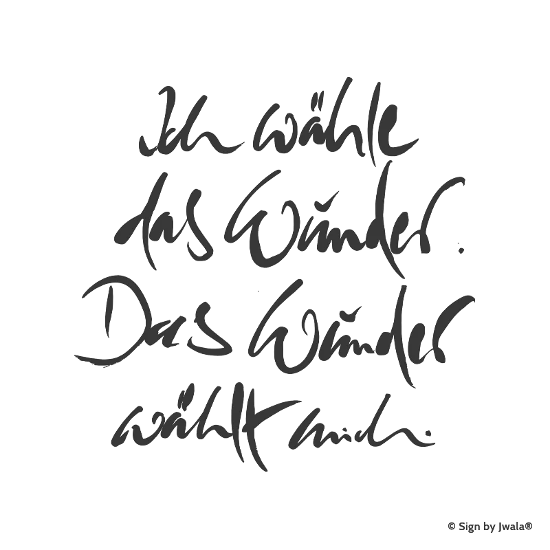Die Botschaft „Ich wähle das Wunder. Das Wunder wählt mich“ wird auf Kissen, veganen Kerzen, Klappkarten, Impulskarten, Wanddeko, Taschen, Sitzkissen, Malas mit Halbedelsteinen und Riedel Gläsern aus dem Onlineshop SignShop Tirol angebracht und entfaltet dort ihre spirituelle Wirkung. Mit SignShop Tirol Logo und Copyright von Jwala®.