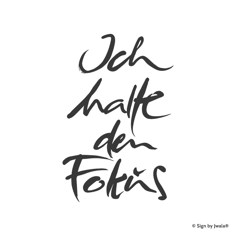 Die Botschaft „Ich halte den Fokus“ wird auf Kissen, Kerzen, Karten, Orakelkarten, Wanddekoration, Sitzkissen, Malas mit Halbedelsteinen und Gläsern aus dem SignShop Tirol angebracht und entfaltet dort ihre spirituelle Wirkung. Mit SignShop Tirol Logo und Copyright von Jwala®.