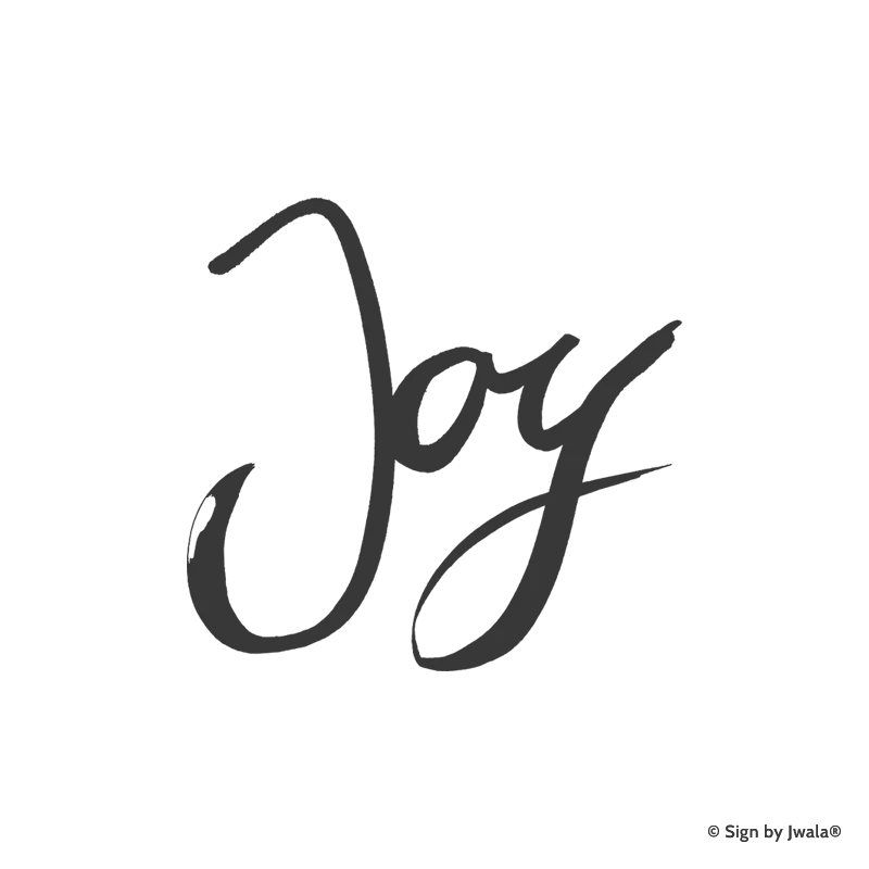 Die Botschaft „Joy“ wird auf Kissen, Kerzen mit Botschaft, Grußkarten, Impulskarten, Wanddeko, Taschen, Sitzkissen, Malas mit Halbedelsteinen und Riedel Gläsern aus dem Onlineshop SignShop Tirol angebracht und entfaltet dort ihre spirituelle Wirkung. Mit SignShop Tirol Logo und Copyright von Jwala®.