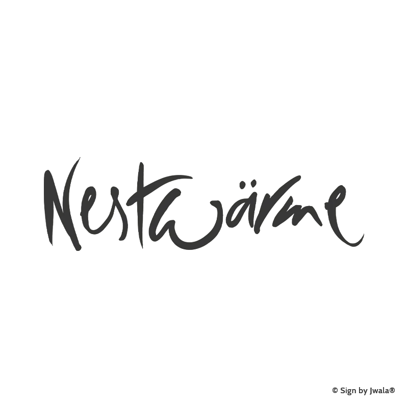 Die Botschaft „Nestwärme“ wird auf Kissen, veganen Kerzen, Grußkarten, Impulskarten, Wanddekoration, Taschen, Sitzkissen, Malas mit Halbedelsteinen und Riedel Gläsern aus dem Onlineshop SignShop Tirol angebracht und entfaltet dort ihre spirituelle Wirkung.